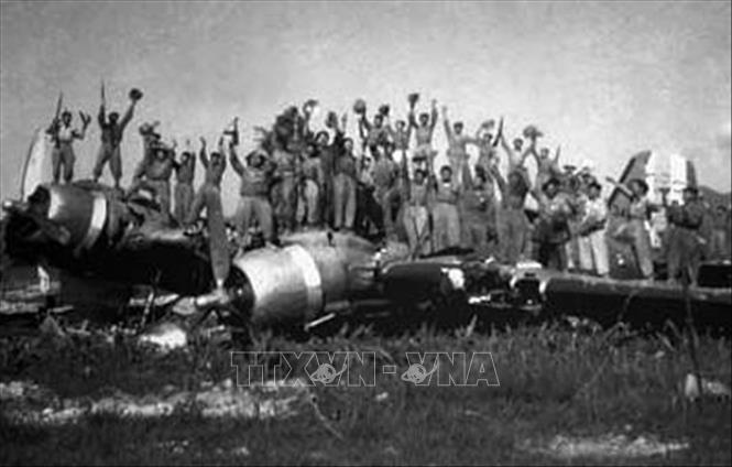 Bộ đội ta ăn mừng trên xác máy bay Pháp bị bắn rơi ở Mường Thanh. Ảnh: Tư liệu/TTXVN phát