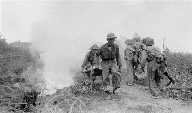 Các chiến sĩ quân y luôn luôn bám sát trận địa, cứu chữa kịp thời cho bộ đội bị thương. Trong chiến dịch Điện Biên Phủ, lực lượng quân y đã cứu chữa cho hơn 10.000 lượt thương binh, gần 4.500 bệnh binh. Ảnh: Tư liệu TTXVN