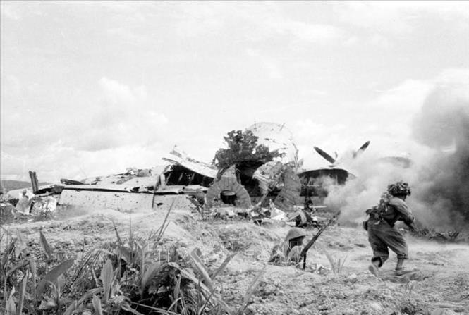 Các đơn vị xung kích của bộ đội ta tấn công sân bay Mường Thanh và làm chủ sân bay từ chiều 22/4, cắt đứt đường tiếp tế cho Tập đoàn cứ điểm. Ảnh: Tư liệu TTXVN