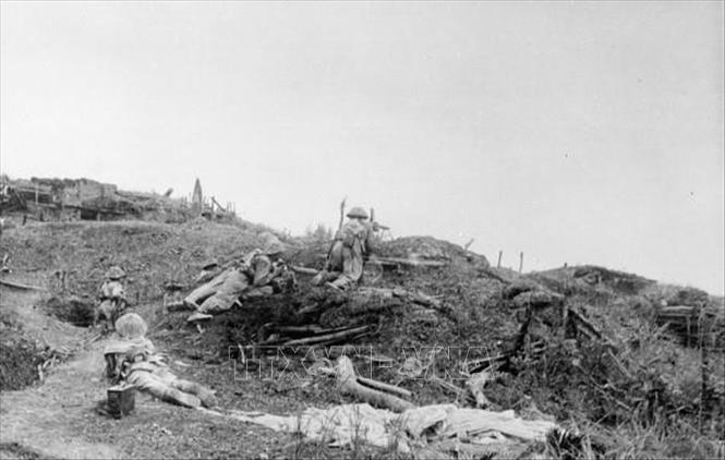 Lực lượng xung kích của bộ đội ta lợi dụng địa hình địa vật tiến sát vào các vị trí của địch trên đồi Him Lam để tấn công và tiêu diệt cứ điểm này thuộc tuyến phòng thủ phía Bắc của địch, ngay trong ngày mở đầu chiến dịch, chiều 13/3/1954. Ảnh: Tư liệu TTXVN