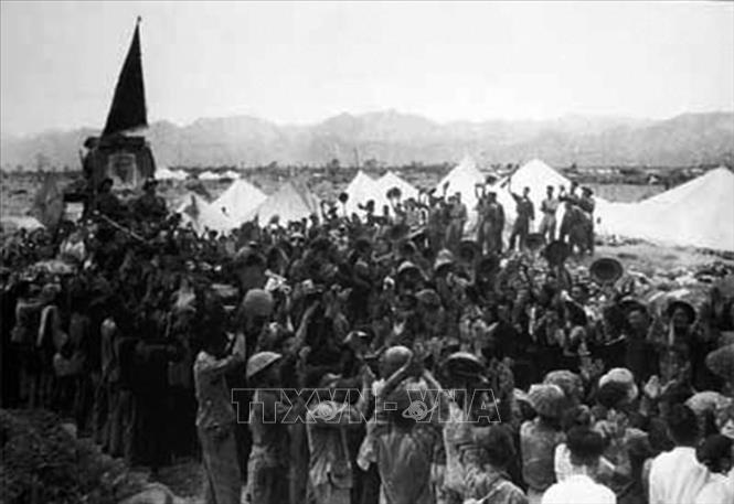 Lễ mừng chiến thắng Điện Biên Phủ. Ảnh: Tư liệu/TTXVN phát