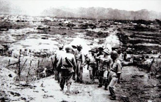 Đại tướng Võ Nguyên Giáp thị sát chiến trường sau chiến thắng Điện Biên Phủ. Ảnh: Tư liệu/TTXVN phát