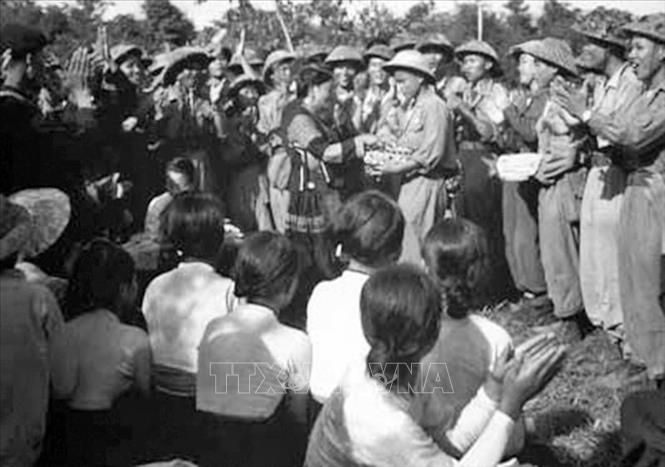 Nhân dân Mường Phăng tặng quà cho chiến sĩ sau chiến thắng Điện Biên Phủ. Ảnh: Tư liệu/TTXVN phát