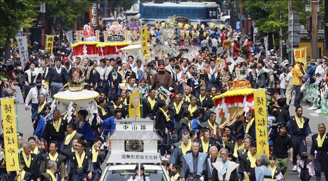 Lễ hội Hakata Dontaku, được tổ chức từ ngày 3-4/5 hàng năm, là lễ hội lớn nhất trong dịp Tuần lễ vàng của người dân Nhật Bản, thu hút hơn 2 triệu lượt khách đổ về mỗi năm. Lễ hội đã bị hủy bỏ vào năm 2020 và 2021 do đại dịch COVID-19, nhưng một phiên bản thu nhỏ của các cuộc diễu hành đã được tổ chức vào năm 2022. Năm nay đánh dấu lần đầu tiên sau 4 năm, lễ hội quy mô lớn đã quay trở lại thành phố cảng Fukuoka. Ảnh: Kyodo/TTXVN