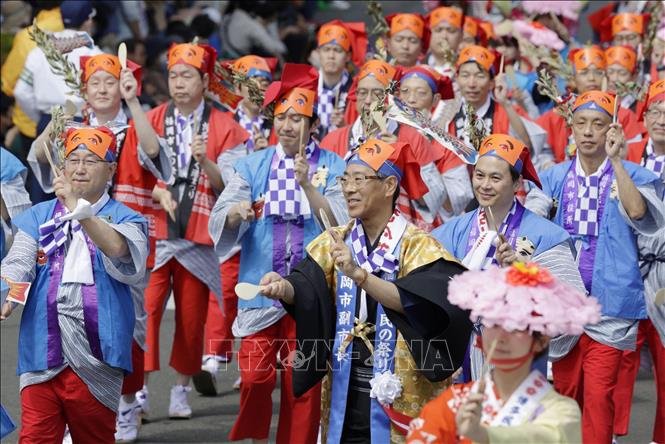 Lễ hội Hakata Dontaku, được tổ chức từ ngày 3-4/5 hàng năm, là lễ hội lớn nhất trong dịp Tuần lễ vàng của người dân Nhật Bản, thu hút hơn 2 triệu lượt khách đổ về mỗi năm. Lễ hội đã bị hủy bỏ vào năm 2020 và 2021 do đại dịch COVID-19, nhưng một phiên bản thu nhỏ của các cuộc diễu hành đã được tổ chức vào năm 2022. Năm nay đánh dấu lần đầu tiên sau 4 năm, lễ hội quy mô lớn đã quay trở lại thành phố cảng Fukuoka. Ảnh: Kyodo/TTXVN