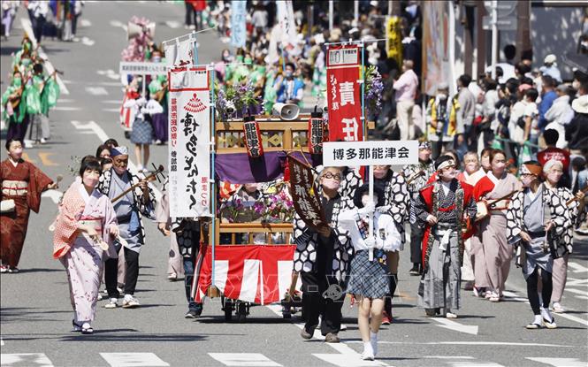 Lễ hội Hakata Dontaku, được tổ chức từ ngày 3-4/5 hàng năm, là lễ hội lớn nhất trong dịp Tuần lễ vàng của người dân Nhật Bản, thu hút hơn 2 triệu lượt khách đổ về mỗi năm. Lễ hội đã bị hủy bỏ vào năm 2020 và 2021 do đại dịch COVID-19, nhưng một phiên bản thu nhỏ của các cuộc diễu hành đã được tổ chức vào năm 2022. Năm nay đánh dấu lần đầu tiên sau 4 năm, lễ hội quy mô lớn đã quay trở lại thành phố cảng Fukuoka. Ảnh: Kyodo/TTXVN