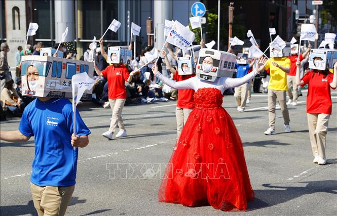 Lễ hội Hakata Dontaku, được tổ chức từ ngày 3-4/5 hàng năm, là lễ hội lớn nhất trong dịp Tuần lễ vàng của người dân Nhật Bản, thu hút hơn 2 triệu lượt khách đổ về mỗi năm. Lễ hội đã bị hủy bỏ vào năm 2020 và 2021 do đại dịch COVID-19, nhưng một phiên bản thu nhỏ của các cuộc diễu hành đã được tổ chức vào năm 2022. Năm nay đánh dấu lần đầu tiên sau 4 năm, lễ hội quy mô lớn đã quay trở lại thành phố cảng Fukuoka. Ảnh: Kyodo/TTXVN