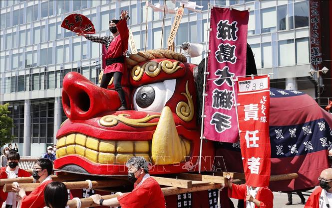 Lễ hội Hakata Dontaku, được tổ chức từ ngày 3-4/5 hàng năm, là lễ hội lớn nhất trong dịp Tuần lễ vàng của người dân Nhật Bản, thu hút hơn 2 triệu lượt khách đổ về mỗi năm. Lễ hội đã bị hủy bỏ vào năm 2020 và 2021 do đại dịch COVID-19, nhưng một phiên bản thu nhỏ của các cuộc diễu hành đã được tổ chức vào năm 2022. Năm nay đánh dấu lần đầu tiên sau 4 năm, lễ hội quy mô lớn đã quay trở lại thành phố cảng Fukuoka. Ảnh: Kyodo/TTXVN