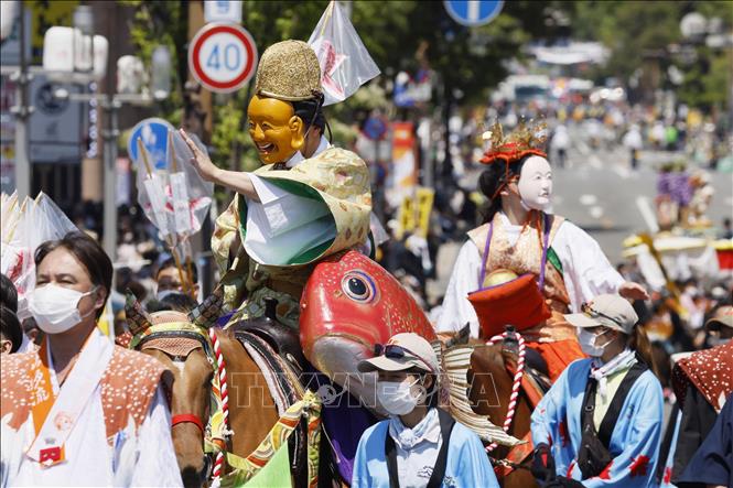 Lễ hội Hakata Dontaku, được tổ chức từ ngày 3-4/5 hàng năm, là lễ hội lớn nhất trong dịp Tuần lễ vàng của người dân Nhật Bản, thu hút hơn 2 triệu lượt khách đổ về mỗi năm. Lễ hội đã bị hủy bỏ vào năm 2020 và 2021 do đại dịch COVID-19, nhưng một phiên bản thu nhỏ của các cuộc diễu hành đã được tổ chức vào năm 2022. Năm nay đánh dấu lần đầu tiên sau 4 năm, lễ hội quy mô lớn đã quay trở lại thành phố cảng Fukuoka. Ảnh: Kyodo/TTXVN