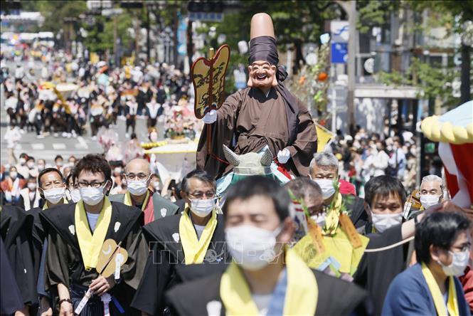 Lễ hội Hakata Dontaku, được tổ chức từ ngày 3-4/5 hàng năm, là lễ hội lớn nhất trong dịp Tuần lễ vàng của người dân Nhật Bản, thu hút hơn 2 triệu lượt khách đổ về mỗi năm. Lễ hội đã bị hủy bỏ vào năm 2020 và 2021 do đại dịch COVID-19, nhưng một phiên bản thu nhỏ của các cuộc diễu hành đã được tổ chức vào năm 2022. Năm nay đánh dấu lần đầu tiên sau 4 năm, lễ hội quy mô lớn đã quay trở lại thành phố cảng Fukuoka. Ảnh: Kyodo/TTXVN