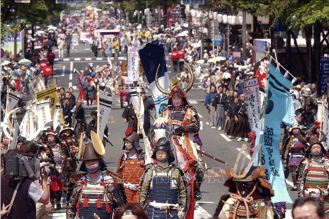 Lễ hội Hakata Dontaku, được tổ chức từ ngày 3-4/5 hàng năm, là lễ hội lớn nhất trong dịp Tuần lễ vàng của người dân Nhật Bản, thu hút hơn 2 triệu lượt khách đổ về mỗi năm. Lễ hội đã bị hủy bỏ vào năm 2020 và 2021 do đại dịch COVID-19, nhưng một phiên bản thu nhỏ của các cuộc diễu hành đã được tổ chức vào năm 2022. Năm nay đánh dấu lần đầu tiên sau 4 năm, lễ hội quy mô lớn đã quay trở lại thành phố cảng Fukuoka. Ảnh: Kyodo/TTXVN
