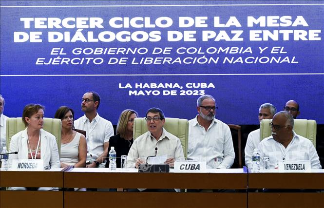 Ngày 2/5/2023, Chính phủ Colombia và nhóm vũ trang Quân đội Giải phóng Quốc gia (ELN) đã chính thức bước vào vòng đàm phán hòa bình thứ ba tại thủ đô La Habana của Cuba. Vòng đàm phán dự kiến sẽ kéo dài trong vòng một tháng nhằm tìm kiếm một lệnh ngừng bắn song phương, đạt được các thỏa thuận liên quan đến cứu trợ nhân đạo và sự tham gia của xã hội dân sự vào tiến trình hòa bình tại Colombia. Ảnh: Ngoại trưởng Cuba Bruno Rodriguez (giữa) phát biểu vòng đàm phán. Ảnh: AFP/TTXVN