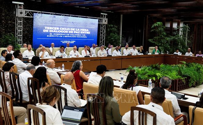 Ngày 2/5/2023, Chính phủ Colombia và nhóm vũ trang Quân đội Giải phóng Quốc gia (ELN) đã chính thức bước vào vòng đàm phán hòa bình thứ ba tại thủ đô La Habana của Cuba. Vòng đàm phán dự kiến sẽ kéo dài trong vòng một tháng nhằm tìm kiếm một lệnh ngừng bắn song phương, đạt được các thỏa thuận liên quan đến cứu trợ nhân đạo và sự tham gia của xã hội dân sự vào tiến trình hòa bình tại Colombia. Ảnh: AFP/TTXVN