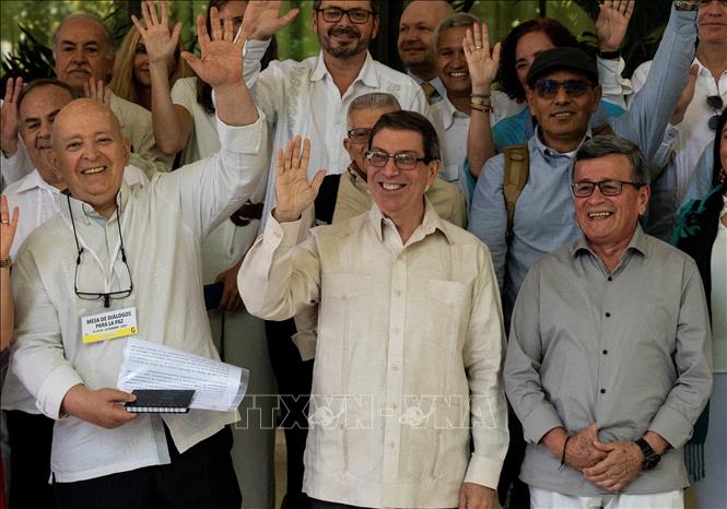 Ngày 2/5/2023, Chính phủ Colombia và nhóm vũ trang Quân đội Giải phóng Quốc gia (ELN) đã chính thức bước vào vòng đàm phán hòa bình thứ ba tại thủ đô La Habana của Cuba. Vòng đàm phán dự kiến sẽ kéo dài trong vòng một tháng nhằm tìm kiếm một lệnh ngừng bắn song phương, đạt được các thỏa thuận liên quan đến cứu trợ nhân đạo và sự tham gia của xã hội dân sự vào tiến trình hòa bình tại Colombia. Ảnh: AFP/TTXVN