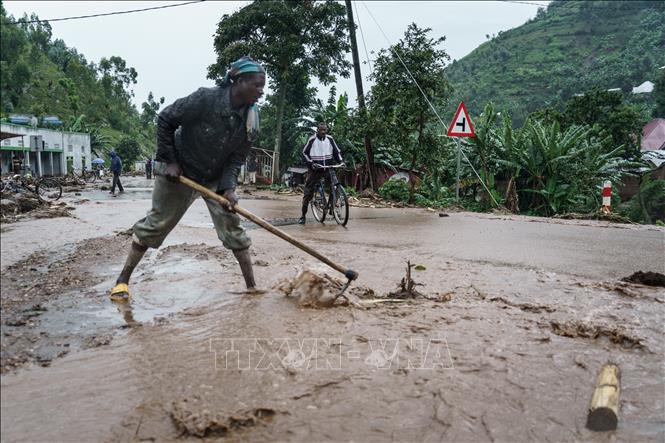 Ngày 3/5/2023, giới chức Rwanda thông báo khoảng 55 người đã thiệt mạng trong khi nhiều người bị thương và mắc kẹt trong nhà tại miền Tây nước này sau khi mưa lớn gây ra lũ lụt trên diện rộng. Ảnh: Người dân dọn dẹp sau mưa lũ tại Bupfune, Rwanda ngày 4/5/2023. Ảnh: AFP/TTXVN