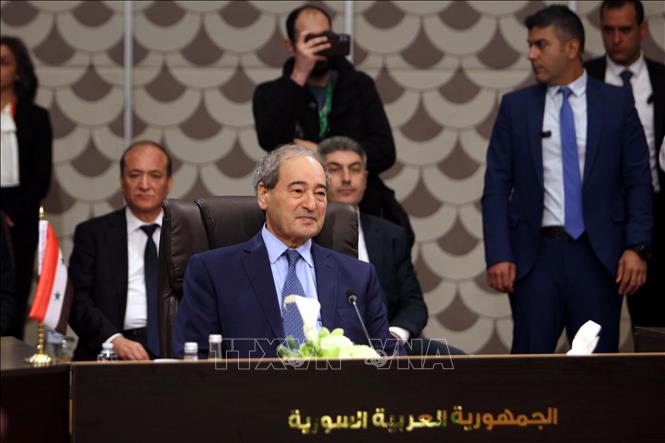 Ngày 1/5/2023, Ngoại trưởng các nước Arab đã gặp nhau để thảo luận về giải pháp chính trị cho các cuộc khủng hoảng nhân đạo, an ninh và chính trị ở Syria. Sau cuộc họp tham vấn tại thủ đô Amman của Jordan, các Ngoại trưởng đã nhấn mạnh ưu tiên chấm dứt cuộc khủng hoảng ở Syria thông qua một giải pháp chính trị nhằm duy trì sự thống nhất, gắn kết và chủ quyền của nước này. Ảnh: Ngoại trưởng Syria Faisal Mekdad (phía trước) tại cuộc họp. Ảnh: AFP/TTXVN
