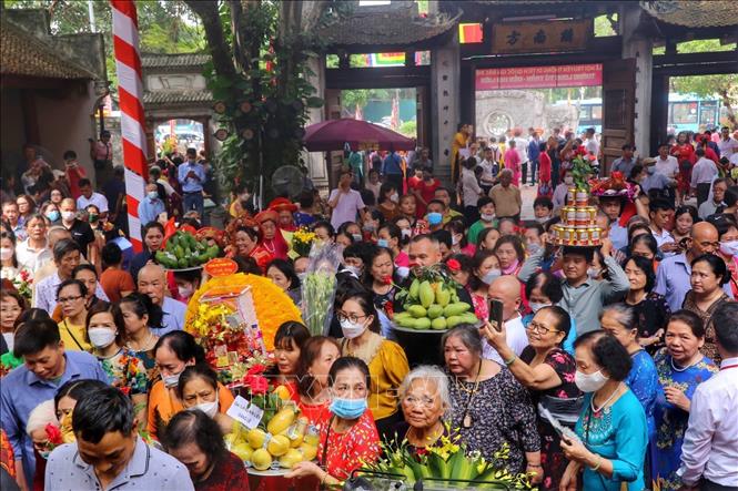 Đông đảo người dân tới làm lễ tại Đền Kim Liên. Ảnh: Tuấn Đức - TTXVN