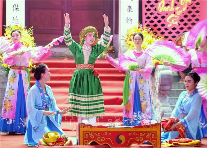 Tiết mục hầu đồng tại Lễ hội. Ảnh: Tuấn Đức - TTXVN