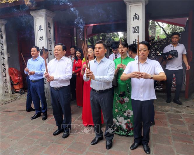Các đại biểu dâng hương tại Đền Kim Liên. Ảnh: Tuấn Đức - TTXVN