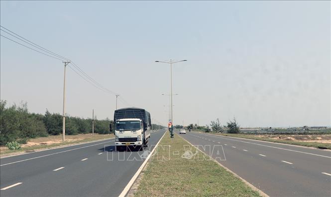 Đường Hùng Vương được đầu tư từ nguồn vốn ngân sách Nhà nước được hoàn thành, đưa vào sử dụng từ tháng 12/2016. Ảnh: Xuân Triệu - TTXVN


