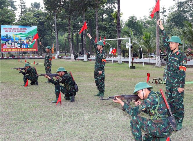 Chiến sĩ mới Lữ đoàn 550 trong giờ huấn luyện bài quỳ bắn bằng súng AK. Ảnh: Trọng Đức - TTXVN