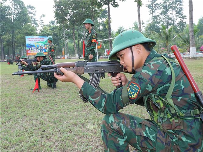 Chiến sĩ mới Lữ đoàn 550 trong giờ huấn luyện bài quỳ bắn bằng súng AK. Ảnh: Trọng Đức - TTXVN