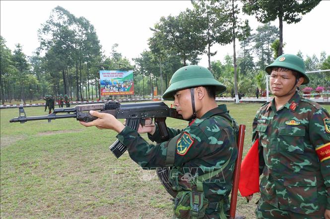 Chiến sĩ mới Lữ đoàn 550 trong giờ huấn luyện bài đứng bắn bằng súng AK. Ảnh: Trọng Đức - TTXVN