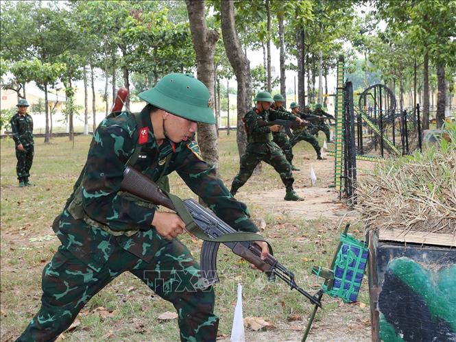 Chiến sĩ mới Lữ đoàn 550 huấn luyện bài vượt cửa mở đánh chiếm mục tiêu. Ảnh: Trọng Đức - TTXVN
