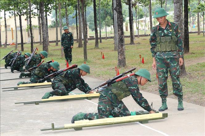 Chiến sĩ mới Lữ đoàn 550 huấn luyện bài gói buộc thuốc nổ trước giờ đánh chiếm mục tiêu. Ảnh: Trọng Đức - TTXVN