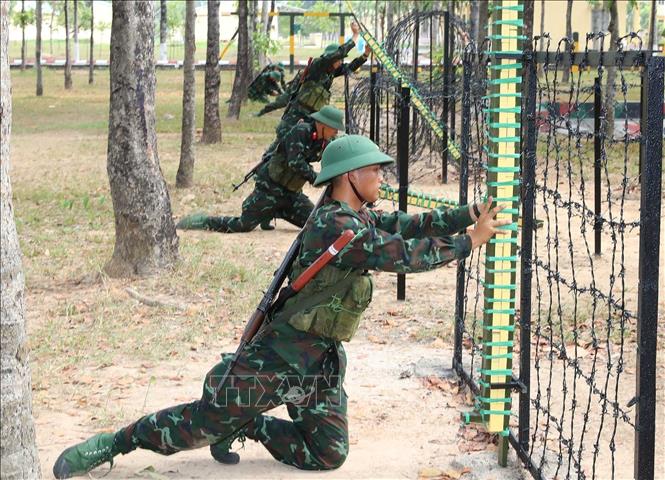 Chiến sĩ mới Lữ đoàn 550 huấn luyện bài đặt thuốc nổ đánh chiếm mục tiêu. Ảnh: Trọng Đức - TTXVN