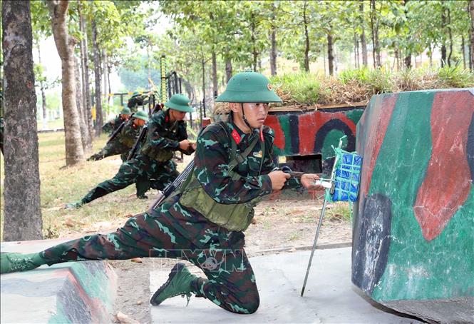 Chiến sĩ mới Lữ đoàn 550 huấn luyện bài đặt thuốc nổ đánh chiếm mục tiêu. Ảnh: Trọng Đức - TTXVN