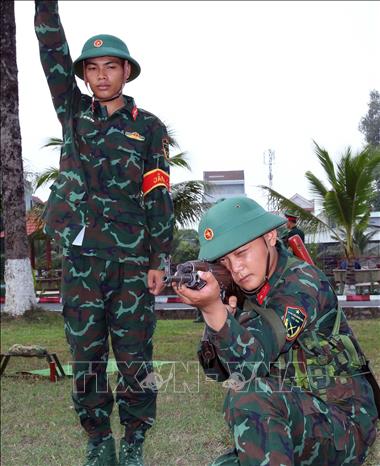 Chiến sĩ mới Lữ đoàn 550 trong giờ huấn luyện bài quỳ bắn bằng súng AK. Ảnh: Trọng Đức - TTXVN