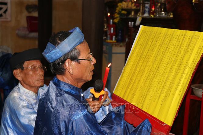 Lễ tế thần vào đêm trước cầu an cho các vong linh Hải đội Hoàng Sa được đại diện Ban Khánh tiết Đình làng An Vĩnh thực hiện. Ảnh: Phạm Cường-TTXVN