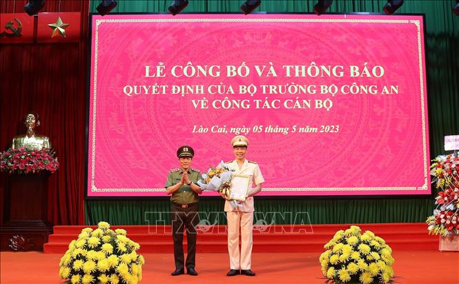 Trong ảnh: Thượng tướng Lương Tam Quang (trái), Thứ trưởng Bộ Công an trao Quyết định bổ nhiệm Giám đốc Công an tỉnh Lào Cai cho Đại tá Cao Minh Huyền. Ảnh: Quốc Khánh - TTXVN
