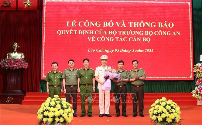 Trong ảnh: Ban Giám đốc Công an tỉnh Lào Cai tặng hoa chúc mừng đồng chí Cao Minh Huyền. Ảnh: Quốc Khánh - TTXVN
