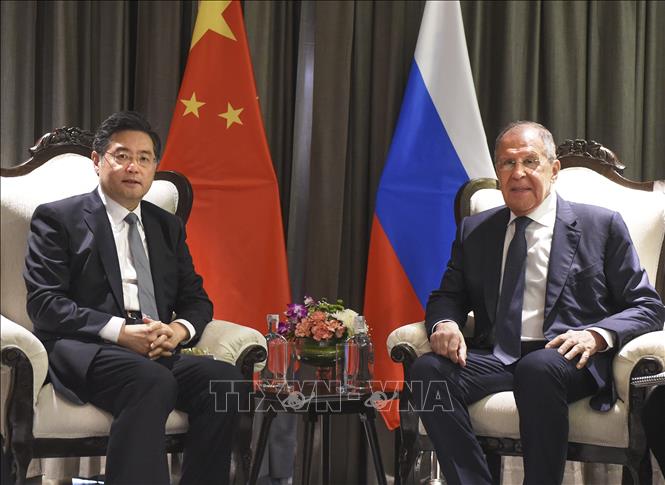 Bộ trưởng Ngoại giao Trung Quốc Tần Cương (trái) và Bộ trưởng Ngoại giao Nga Sergei Lavrov (phải) tại cuộc gặp bên lề Hội nghị Bộ trưởng Ngoại giao Tổ chức Hợp tác Thượng Hải (SCO) ở Goa, Ấn Độ, ngày 4/5/2023. Ảnh: THX/TTXVN