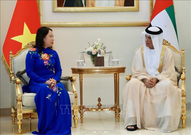 Vice President Vo Thi Anh Xuan meets with H.H. Sheikh Saud bin Saqr Al Qasimi, ruler of the Emirate of Ras Al Khaimah of the United Arab Emirates on May 5. VNA Photo: Lâm Khánh