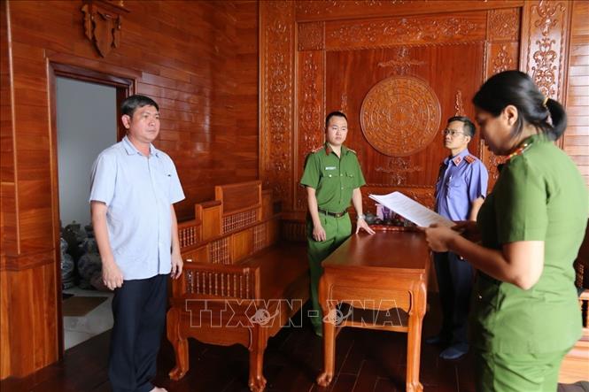 Công an tỉnh Bình Dương thực hiện lệnh bắt tạm giam đối với bị can Hứa Đông (sinh năm 1973, quê tỉnh Trà Vinh) vđể điều tra về tội “Gây ô nhiễm môi trường”. Ảnh: TTXVN phát
