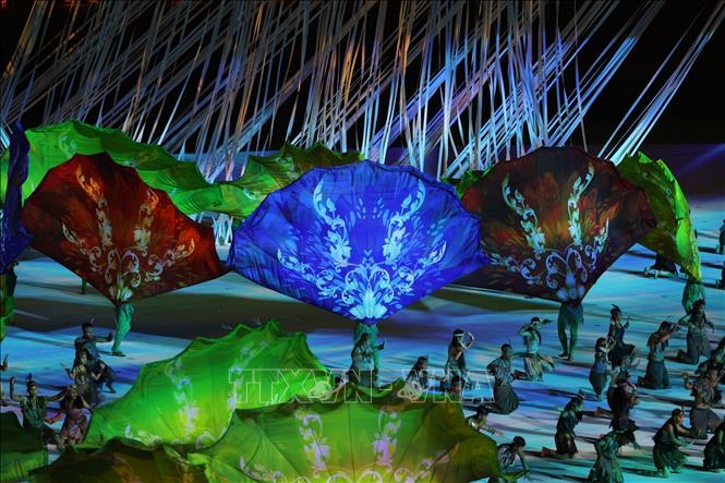 Chương trình nghệ thuật sống động, hiện đại tại Lễ khai mạc SEA Games 32. Ảnh: Minh Quyết - TTXVN