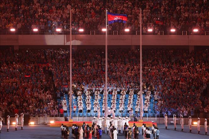 Nghi thức thượng cờ Campuchia tại Lễ khai mạc SEA Games 32. Ảnh: Minh Quyết - TTXVN
