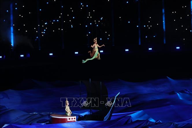 Sự kết hợp giữa nghệ thuật và ánh sáng tại Lễ khai mạc SEA Games 32. Ảnh: Minh Quyết - TTXVN