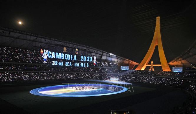 Lễ khai mạc SEA Games 32 hoành tráng với sắc màu ánh sáng. Ảnh: Minh Quyết - TTXVN
