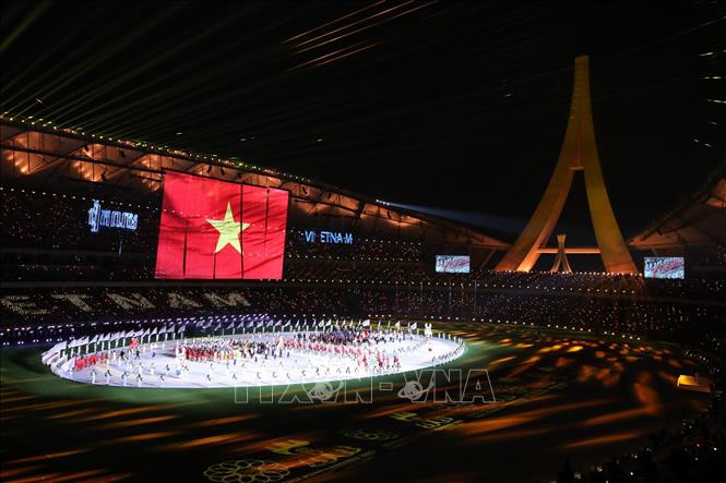 Quốc kỳ Việt Nam tại Lễ khai mạc SEA Games 32. Ảnh: Minh Quyết - TTXVN