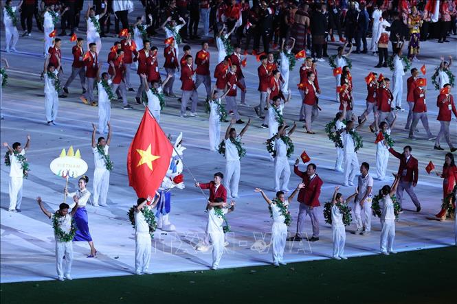Đoàn thể thao Việt Nam diễu hành trên sân vận động quốc gia Morodok Techo trong Lễ khai mạc SEA Games 32. Ảnh: Minh Quyết - TTXVN