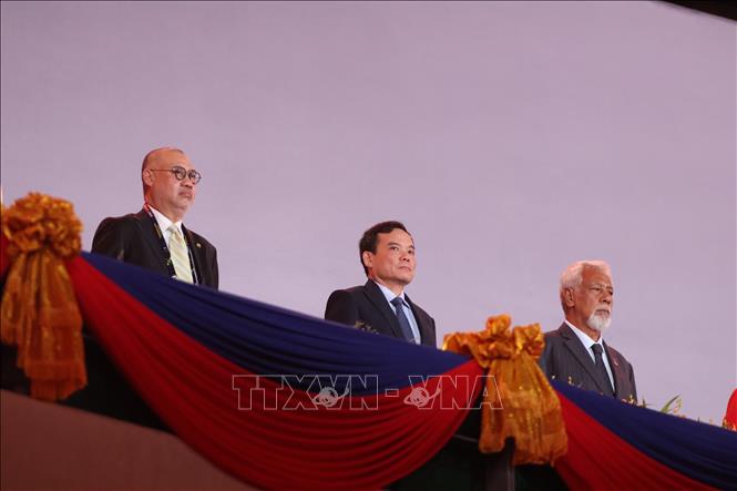 Phó Thủ tướng Trần Lưu Quang (giữa) dự khán tại Lễ khai mạc SEA Games 32. Ảnh: Hoàng Linh - TTXVN