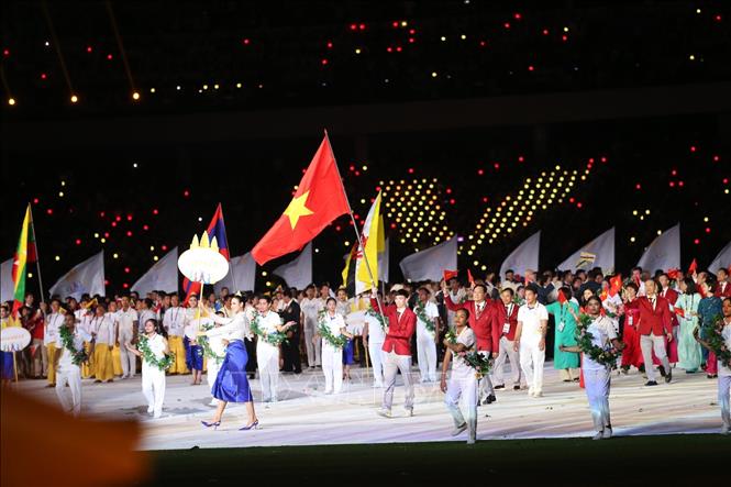 Đoàn thể thao Việt Nam diễu hành tại Lễ khai mạc SEA Games 32. Người cầm cờ là Nguyễn Huy Hoàng, kình ngư từng đoạt 8 HCV SEA Games. Ảnh: Hoàng Linh - TTXVN