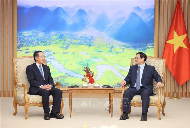 PM Pham Minh Chinh (R) hosts JETRO Chairman Ishiguro Norihiko. VNA Photo: Dương Giang