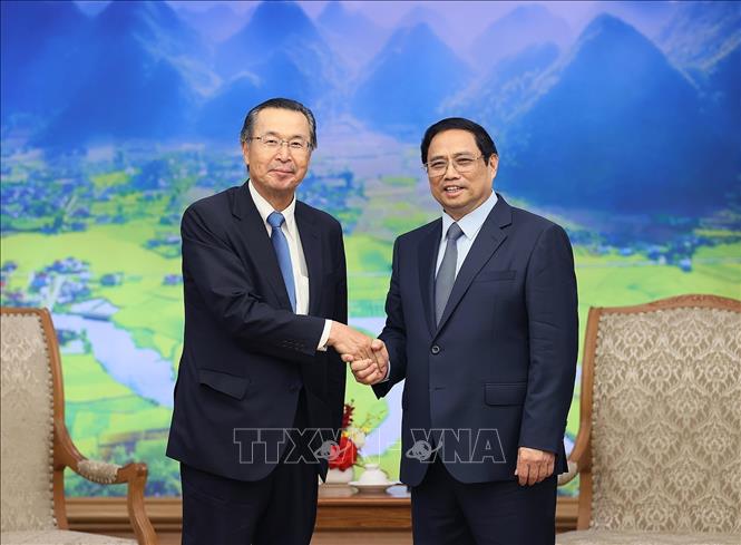 PM Pham Minh Chinh (R) hosts JETRO Chairman Ishiguro Norihiko. VNA Photo: Dương Giang