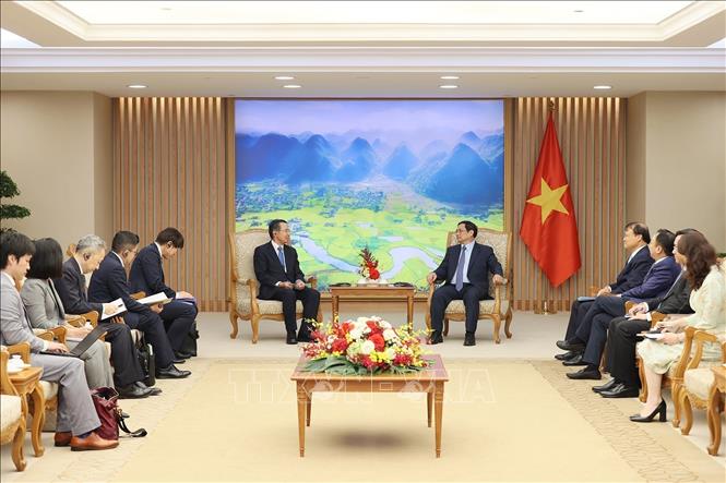 PM Pham Minh Chinh (R) hosts JETRO Chairman Ishiguro Norihiko. VNA Photo: Dương Giang