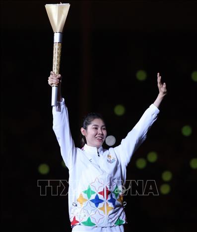 Nữ VĐV Taekwondo Sorn Seavmey vinh dự là người được châm ngọn đuốc thiêng của Đại hội. Ảnh: Hoàng Linh-TTXVN 

